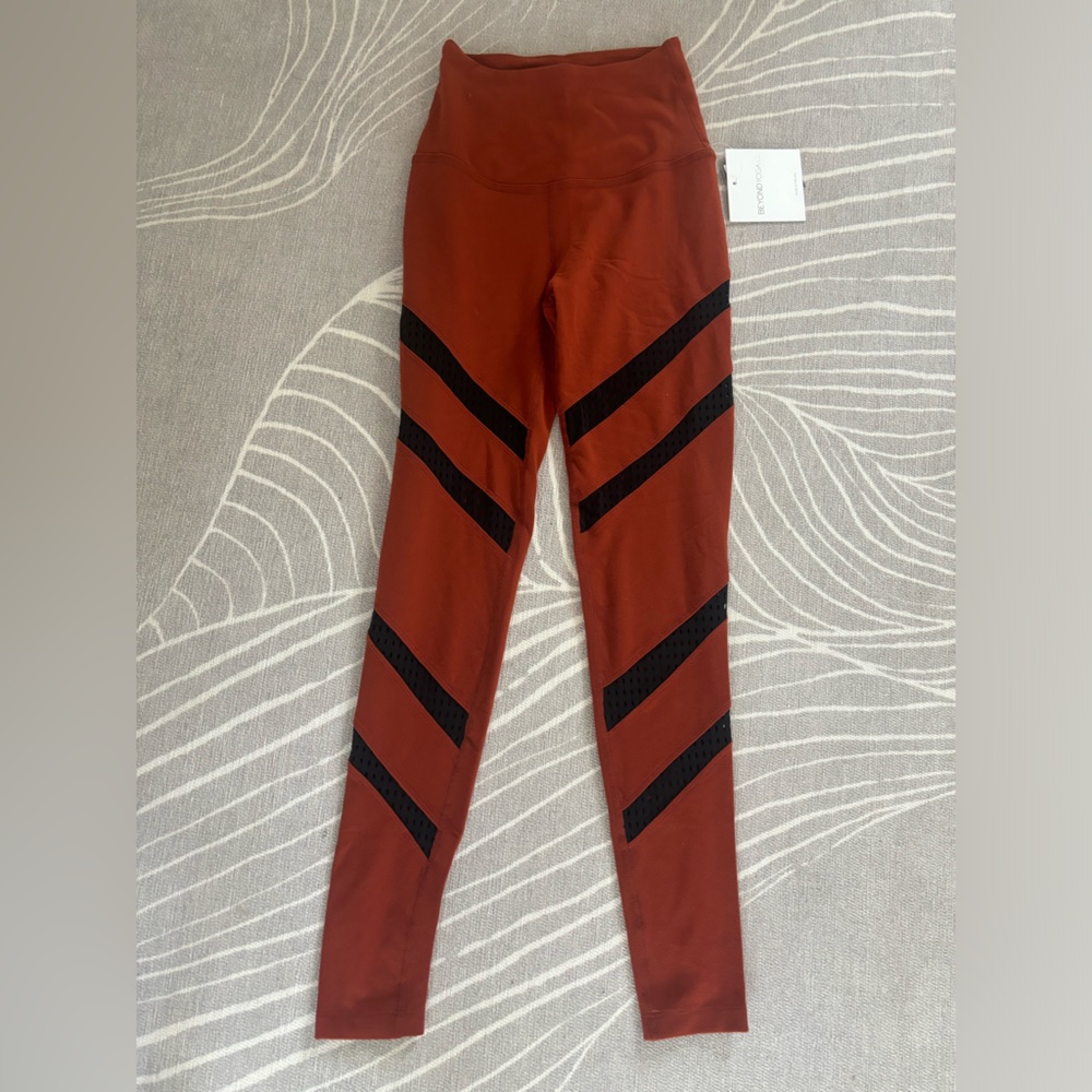 Beyond Yoga Solid Terracotta Black Mesh Line Detail High Waist Leggings XS (NWT)